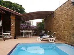 Cobertura curva na área da piscina