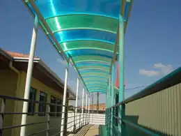 Corredor coberto em alveolar colorido