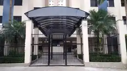 Marquise curva na entrada do prédio