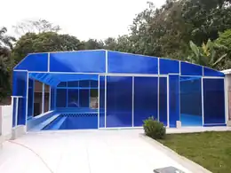 Fechamento de piscina em policarbonato azul