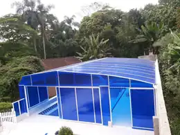 Cobertura retrátil sobre piscina