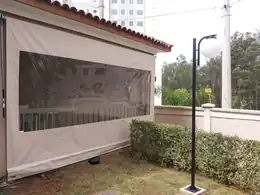 Toldo com cortina transparente